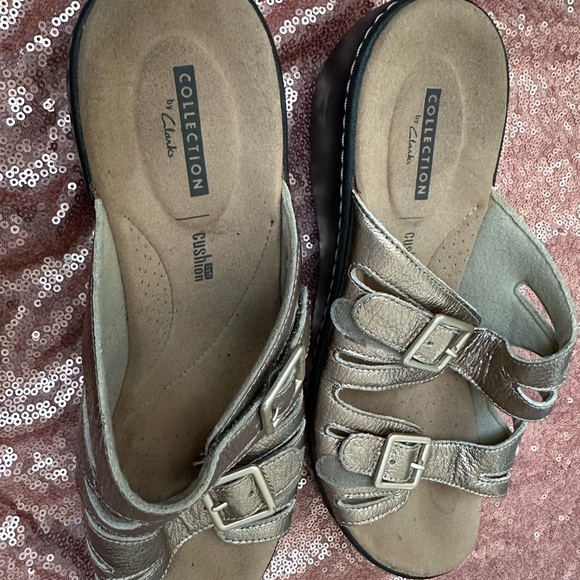 Clarks Collection Soft Cushion Metallic Gold Wedge Heel Slides Women's Sz 8.5 - Picture 7 of 7